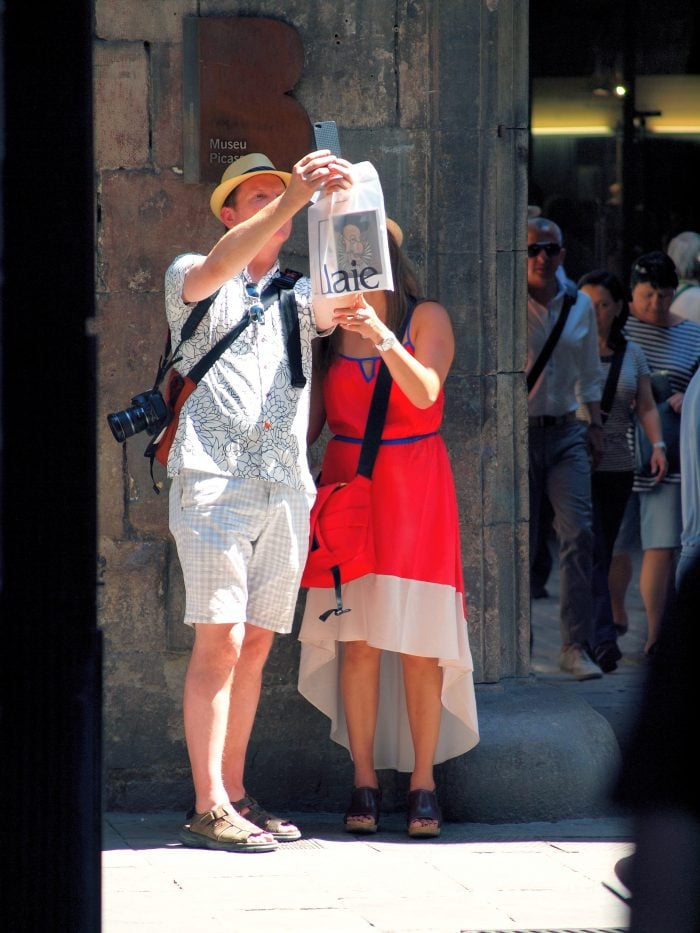 lost turists reading a map - spanish phrases