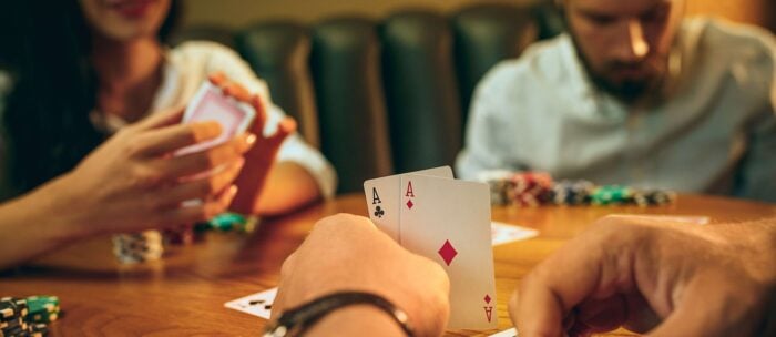 Friends playing poker, to exemplify the meaning of Spanish idioms