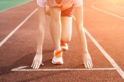 Woman ready to run, graphic example of popular Spanish idioms