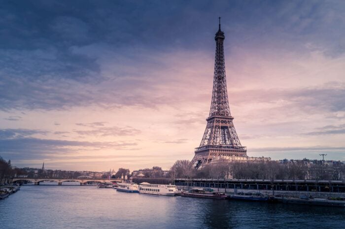 Image of Paris to persuade readers to move to France from the USA