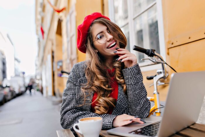 Picture of a smiling woman who has moved to France from the USA