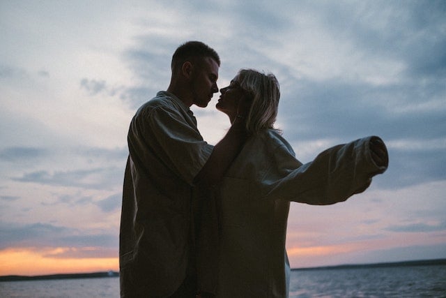 A picture of a couple on the beach