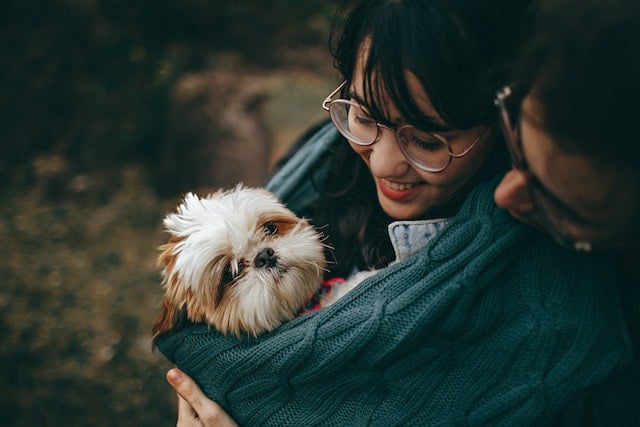 Picture of a man cheering his girlfriend up