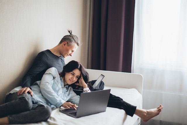 Picture of two people watching Netflix