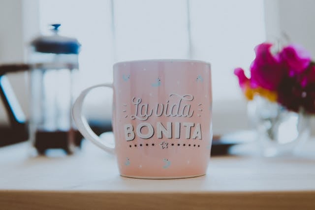 A mug with the words "La vida bonita" on it.
