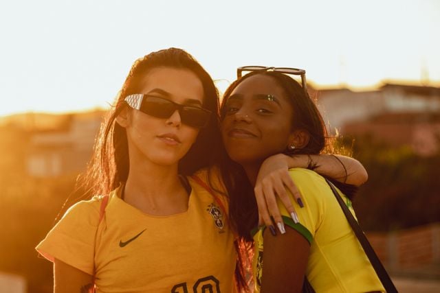 Friends wearing Brazil football shirts, reflecting everyday life and Brazilian Portuguese culture.