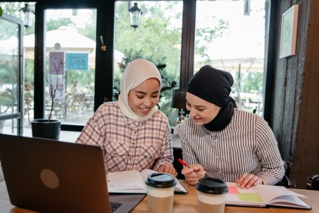 An Arabic tutor teaching a 1-1 lesson